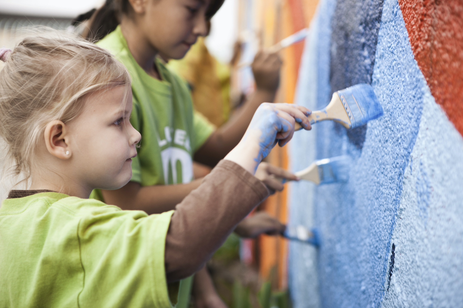 Niños pintando pared