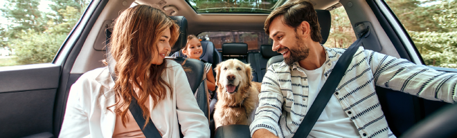 familia feliz en un carro