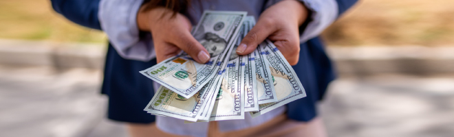 Imagen de manos mostrando dinero