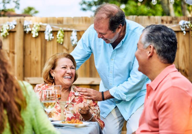 imagen de producto plan de pensiones individual, personas brindando y sonriendo