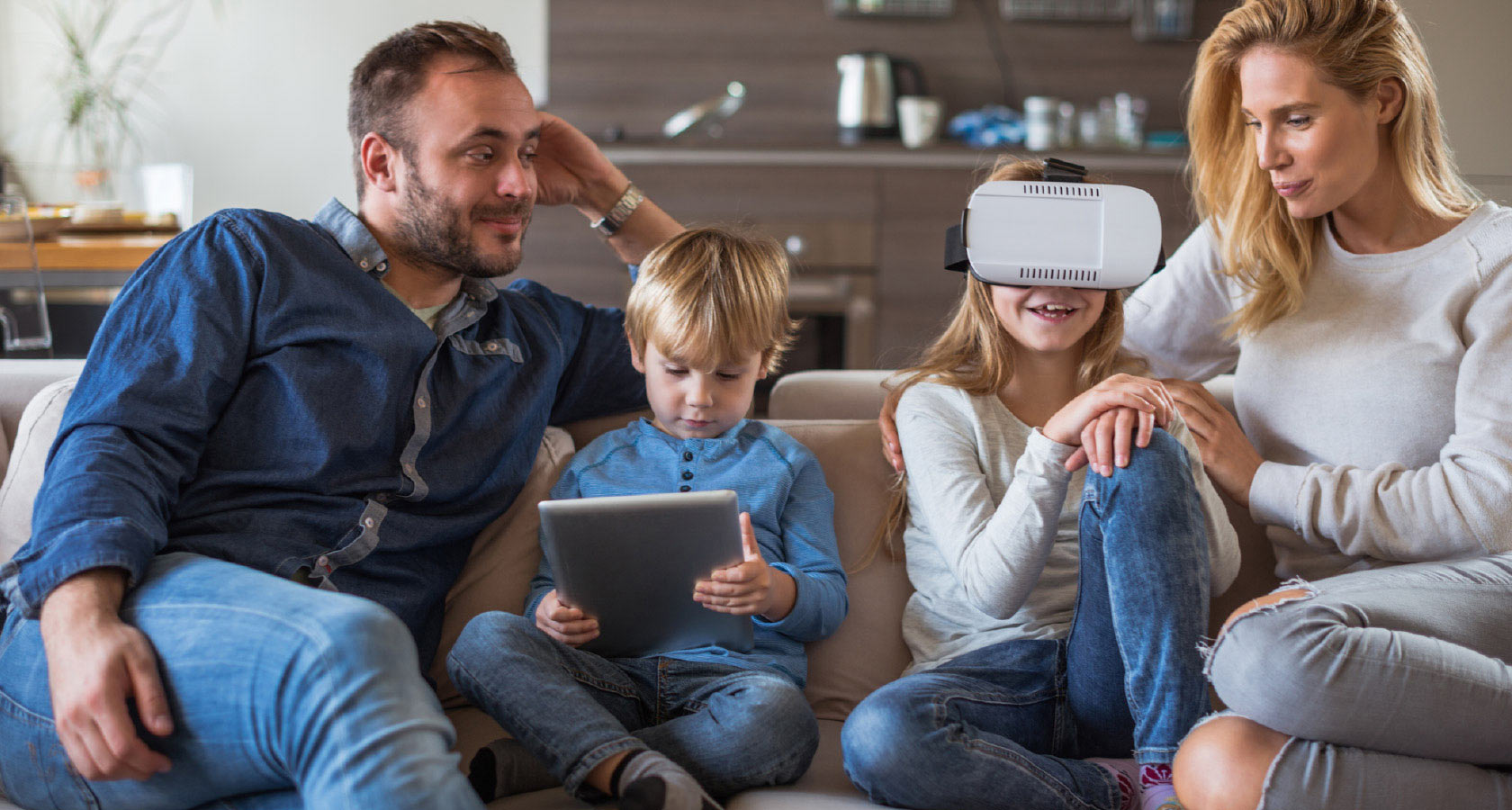 Imagen de familia jugando con realidad virtual