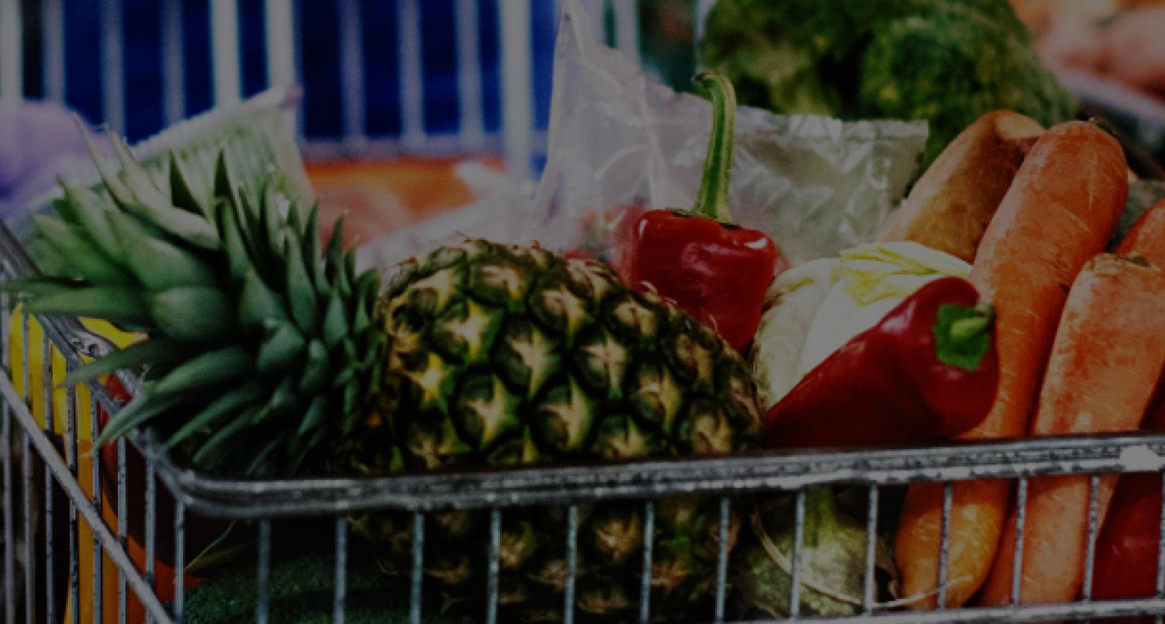 Canasta de frutas y verduras del supermercado