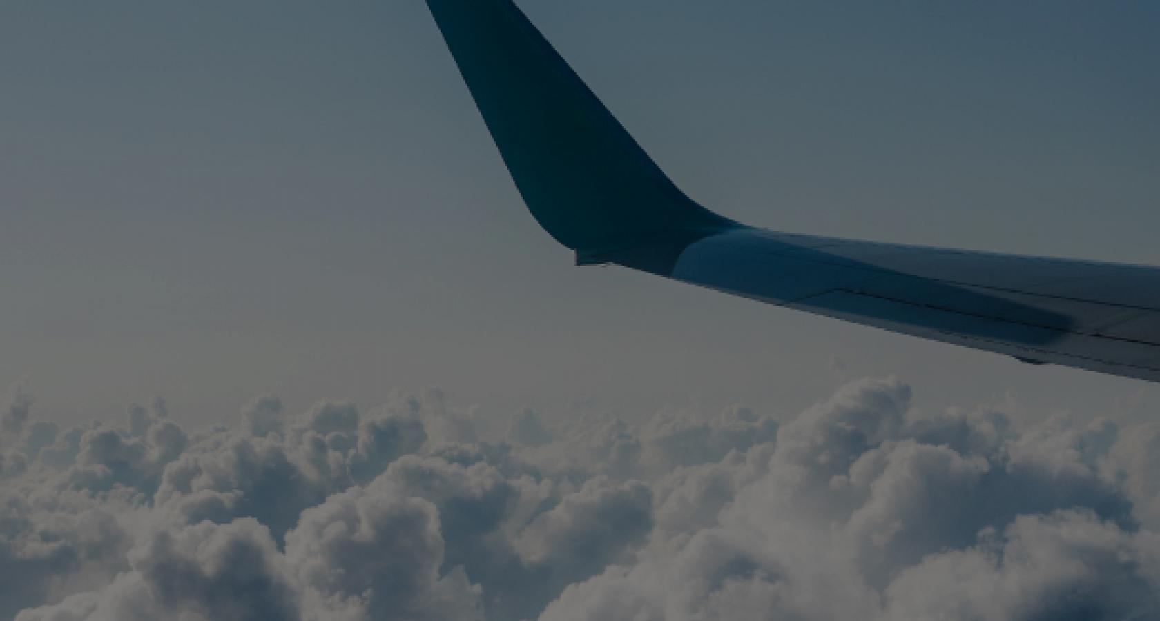 Vista de nubes  y ala de avión