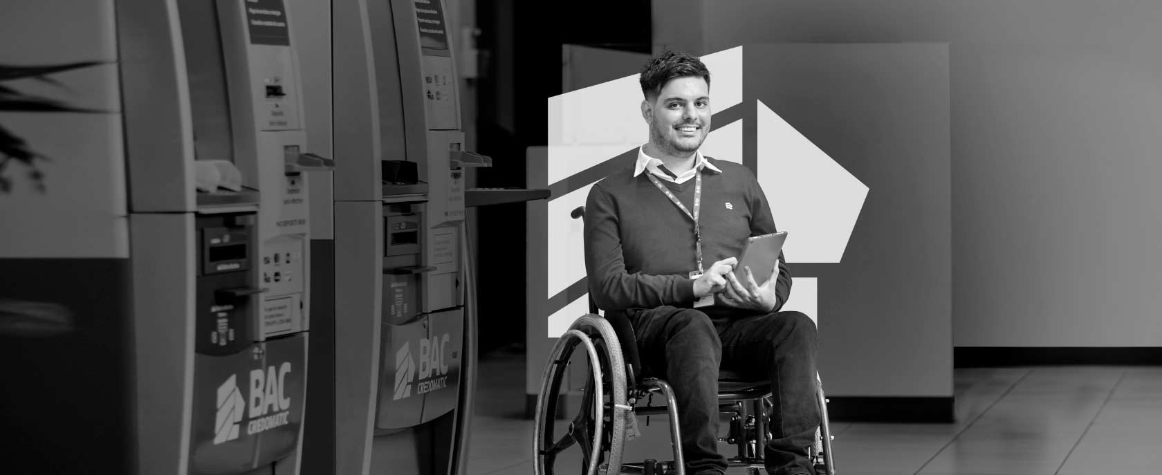 Imagen en blanco y negro de joven con discapacidad, en silla de ruedas