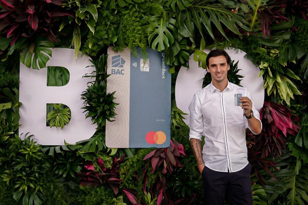 El lanzamiento de la tarjeta BIO contó con la presencia de embajadores BAC, como el futbolista Bryan Ruiz.