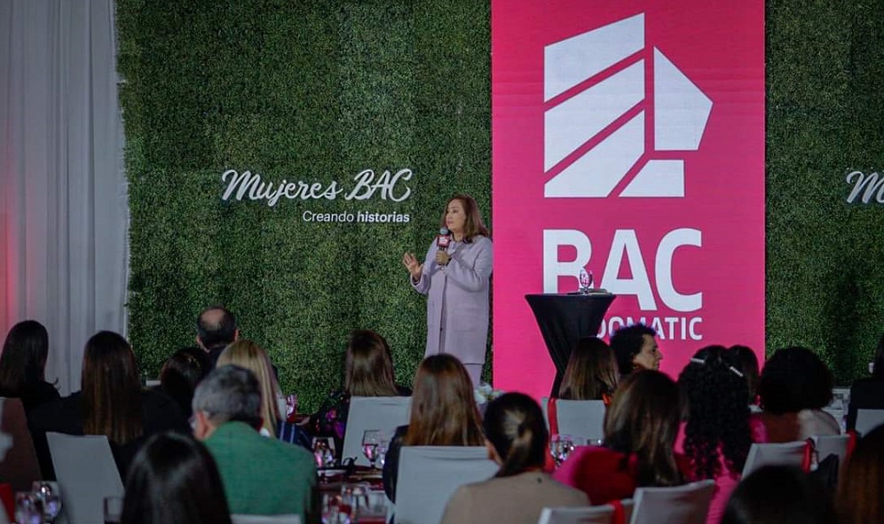 Speaker Rosario Marín durante el evento 8M 2023 en Costa Rica.