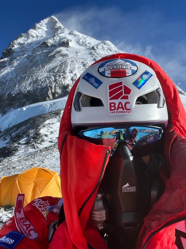 Ligia Madrigal en su expedición por el Everest