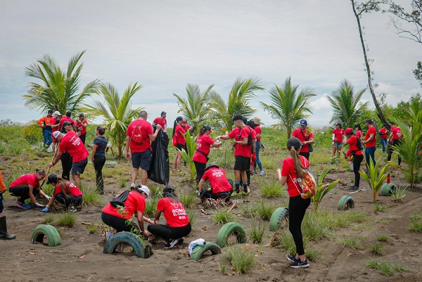 Colaboradores de BAC hicieron limpieza en la comunidad y el manglar de Playa Azul
