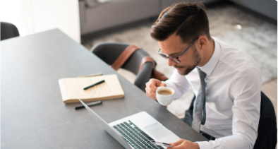 Hombre revisando pago de proveedores en computadora