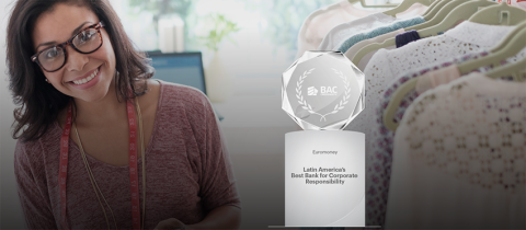 Trofeo con premio al mejor banco de latinoamérica en responsabilidad social corporativa