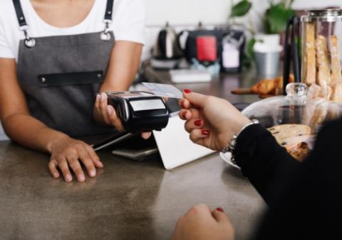 persona pagando con tarjeta de debito o credito
