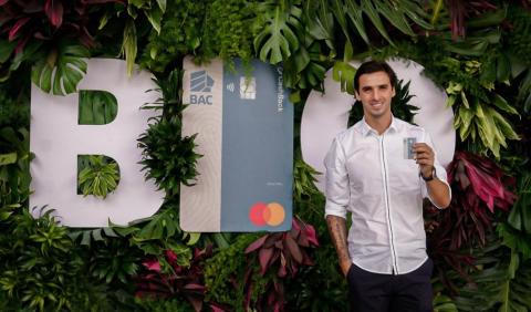 Bryan Ruiz, embajador BAC, participó en el lanzamiento de tarjeta BIO en Costa Rica.