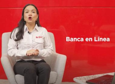 Mujer explicando banca en línea BAC
