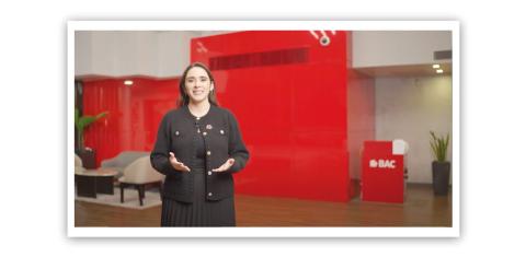 Ejecutiva BAC, presentando productos para planilleros de Walmart
