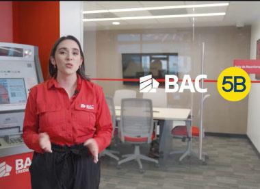 Ejecutiva presentando cajeros BAC y 5B