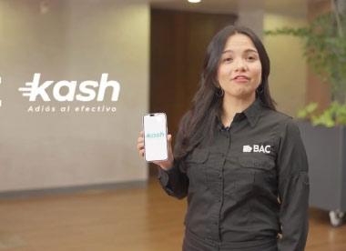 mujer latina explicando Kash 