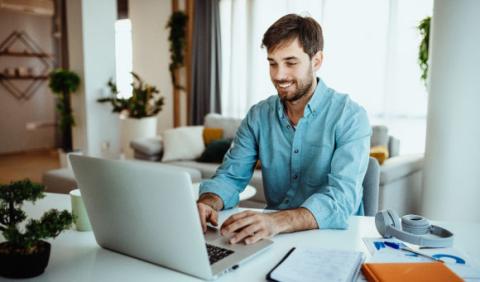 Joven con computadora abrinedo un fondo de inversion