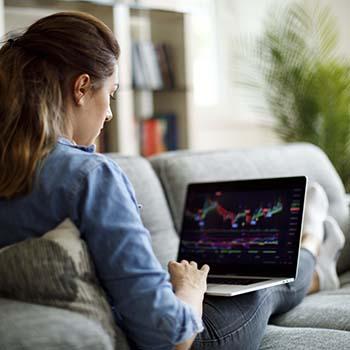 mujer revisando inversiones en computadora