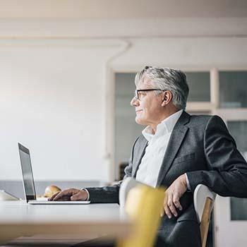 Hombre contemplando tranquilo sus finanzas | BAC