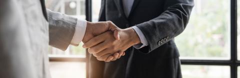 Dos personas estrechando la mano