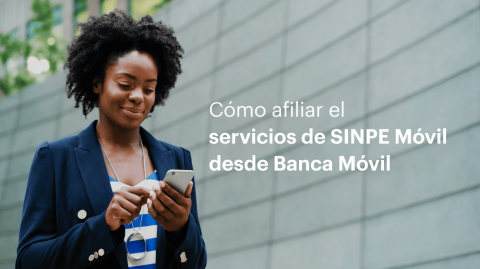 mujer utilizando el celular para realizar un sinpe