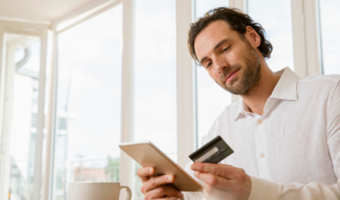 persona con tarjeta credito en la mano