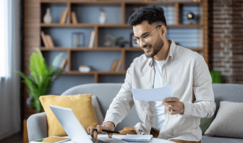 persona feliz pagando