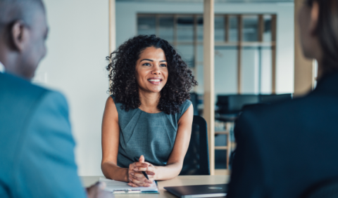 personas en grupo haciendo un trato