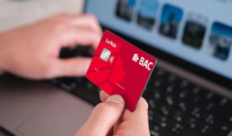 persona pagando con La Roja BAC