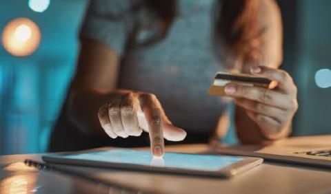 persona utilizando los servicios en línea de BAC para solicitar una cuenta empresarial complementaria a su tarjeta corporativa de BAC