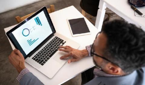 Persona utilizando el app Corpex de BAC para la gestion y control de gastos en tiempo real asi como metricas de consumo