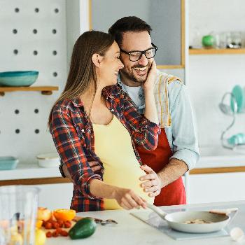 pareja feliz disfrutando de su hogar gracias al credito hipotecario para compra de lote de BAC