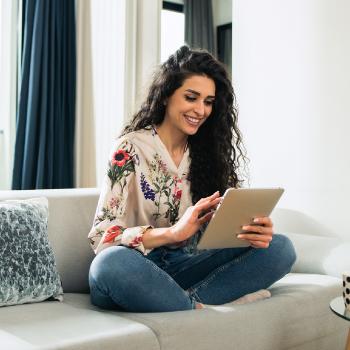 Mujer solicitando el beneficio de Prestamos Personales de BAC