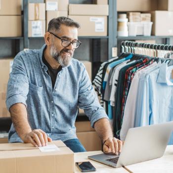 Comerciante revisando las compras ingresadas en su sistema a través de Tasa Cero