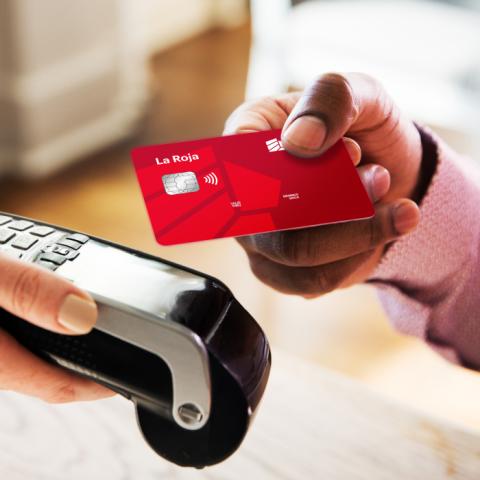 Persona pagando con La Roja de BAC para disfrutar de los beneficios de Comprá ahora, pagá después 