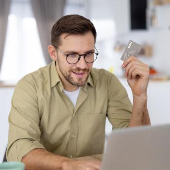 Persona tarjetahabiente realizando una compra con Tasa Cero de BAC
