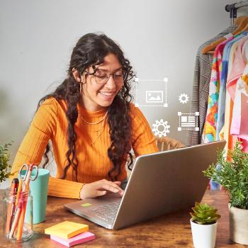 Persona revisando los pedidos recibidos a través de su tienda en línea creada en Pyme Store.