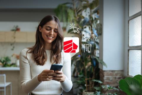 mujer usando nueva app BAC