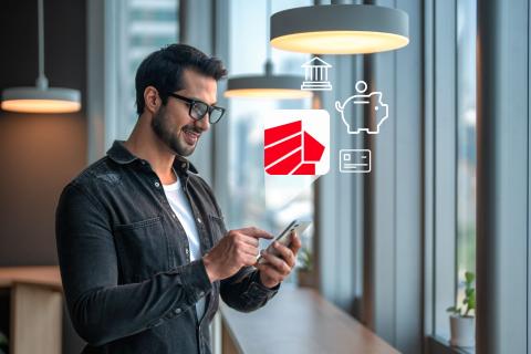 hombre usando nueva app BAC