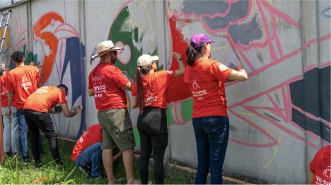 voluntarios BAC pintando un mural