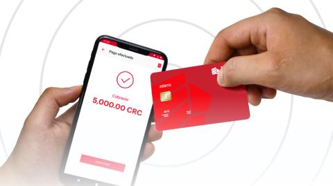 Cobrando de manera fácil y rápida con su celular como terminal de pago, sin dispositivos adicionales.