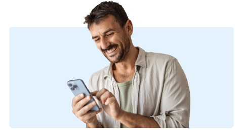 Persona sonriente realizando una transferencia desde su cuenta planilla BAC