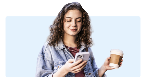 Persona revisando su telefono luego de pagar sin contacto con su cuenta planilla BAC