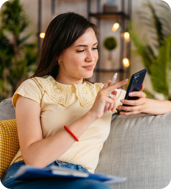 Mujer revisando en su telefono los beneficios y condiciones para aperturar una cuenta Objetivo BAC Nicaragua