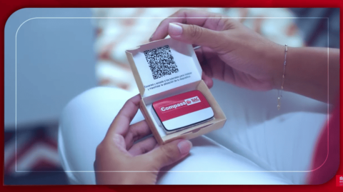 Persona sujetando el dispositivo Compass de BAC Panama en sus manos para leer las instrucciones de instalacion