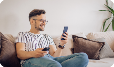 Persona disfrutando de las recompensas inmediatas que ofrece Ahorrotón Plus