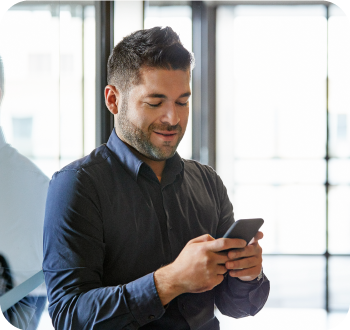 Persona revisando su cuenta planilla digital de BAC El Salvador