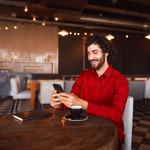 persona viendo celular