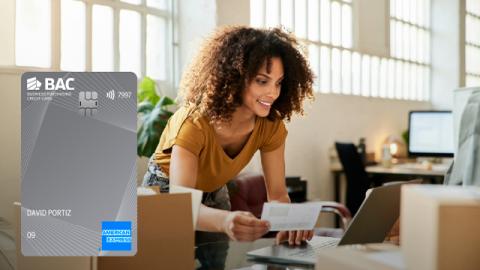 Persona realizando compas con su Tarjeta de Crédito Business Purchasing American Express® de BAC