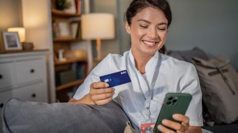 Persona verificando su monto disponible para extrafinanciamiento con BAC El Salvador